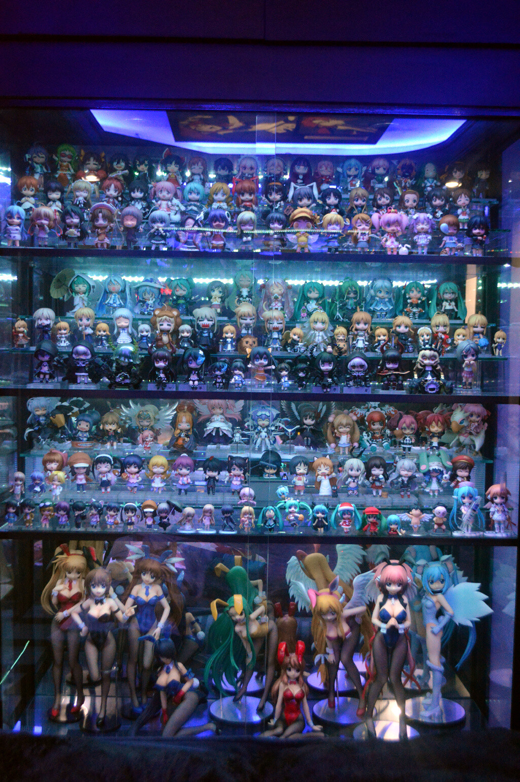 What’s an otaku room? Let’s find out with the winner of the Facebook Otaku Room Photo Contest! 14