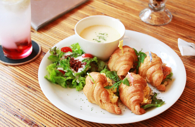 “Clara and Alice’s Croissant Sandwich” (1,000 yen). A lovely set meal that comes with an egg sandwich based on Clara’s moon motif, a smoked salmon sandwich based on Alice’s sun motif, salad, and soup. 7