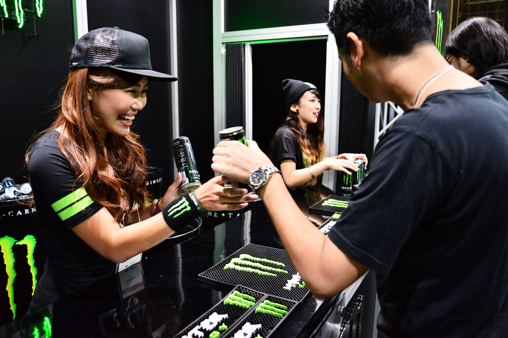 Monster Energy is the official drink sponsor of TGS 2014. Here, Monster drinks are being given out for free. 7