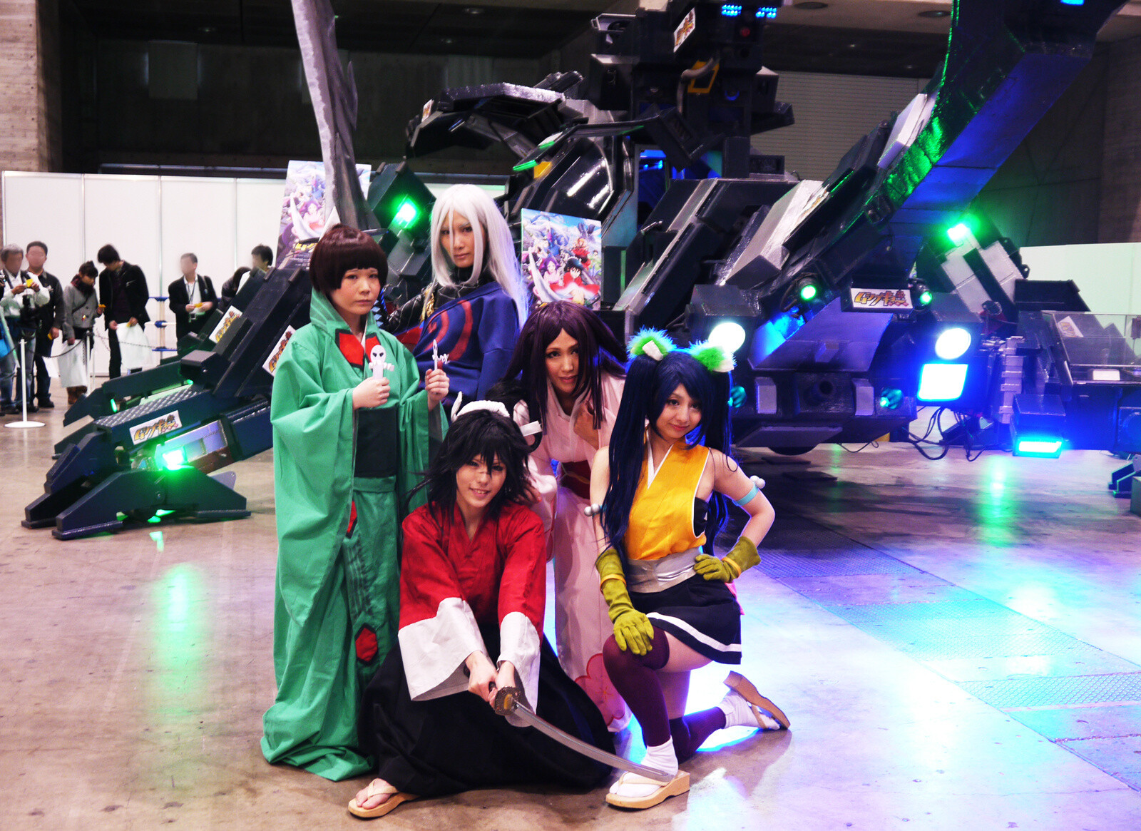Cosplayers dressed as the main characters pose in front of the robot. 1