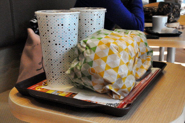 We Take on Lotteria’s 10-Meter Class Titan Burger! 7