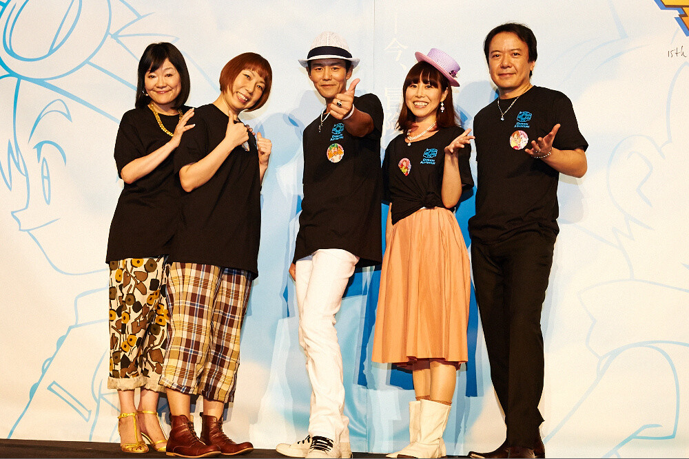 From the left: Chika Sakamoto, Mayumi Yamaguchi, Koji Wada, AiM (Ai Maeda), Ayumi Miyazaki. 15