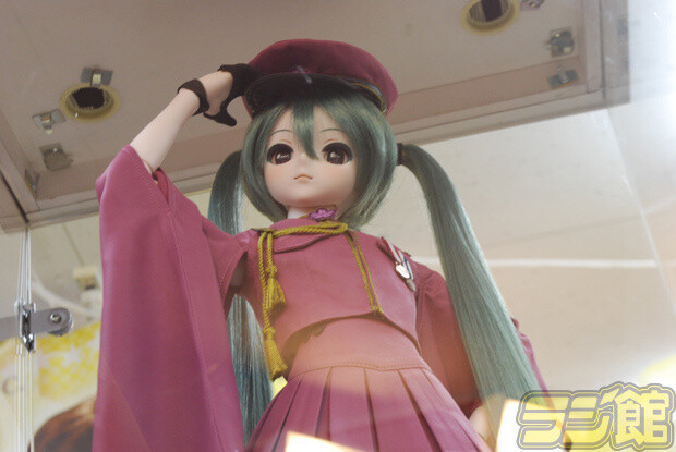 A Gorgeous Dollfie Dream Hatsune Miku Debuts! Fans Come to Photograph Her in Her Senbonzakura Outfit! 9