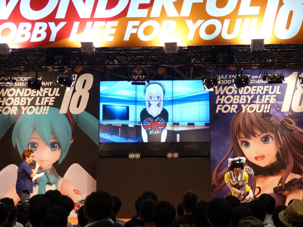 Sonico herself then appeared on screen to greet the fans. The crowd burst into laughter as Joy Makkusu tried to mimic one of her poses. 6