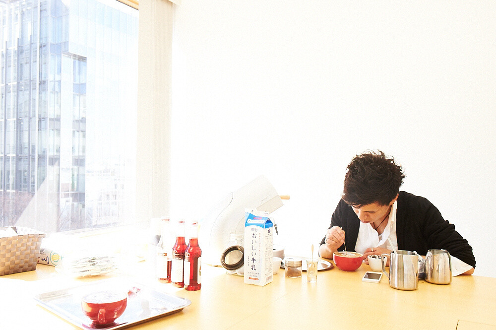 Mattsun completed latte art one after next at the request of Facebook users. 7