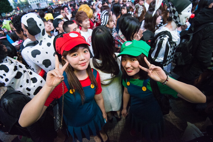 Intersection in front of Shibuya Station. Just like last year there was a flood of young cosplayers. 5