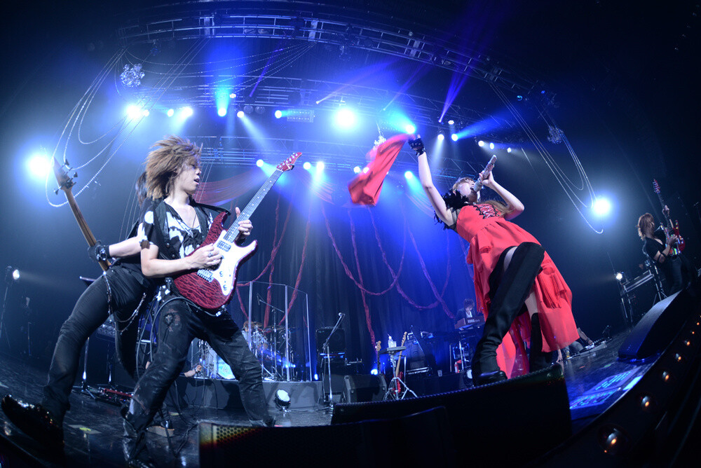 “Turn more! More, more!”, she encouraged the audience. 17