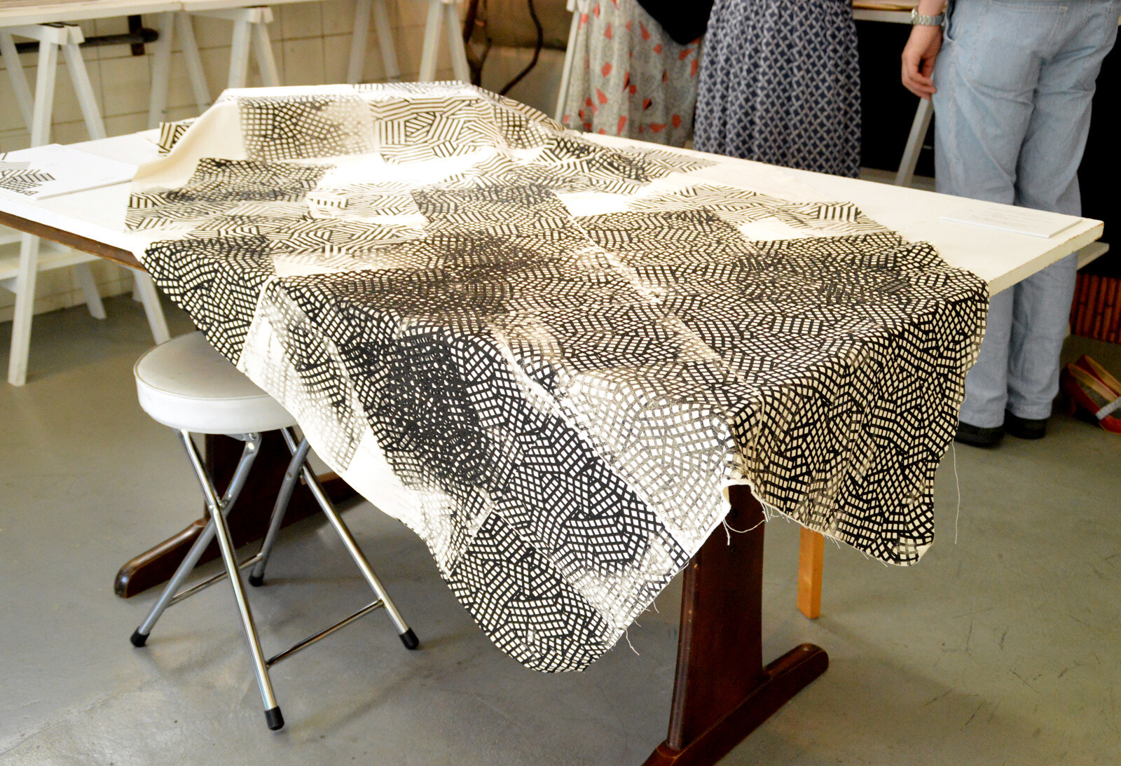 An arrangement of “kakeami,” one way to express manga. 7