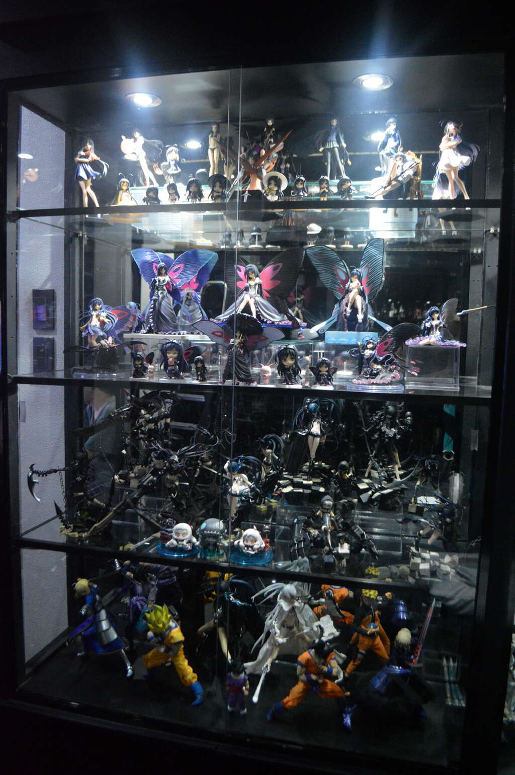 What’s an otaku room? Let’s find out with the winner of the Facebook Otaku Room Photo Contest! 12