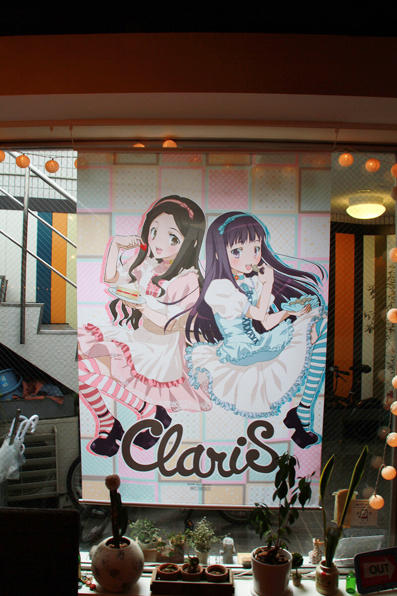 The tapestries done by Ufotable which decorate the restaurant are one of the valuable prizes in the coaster lottery. 11