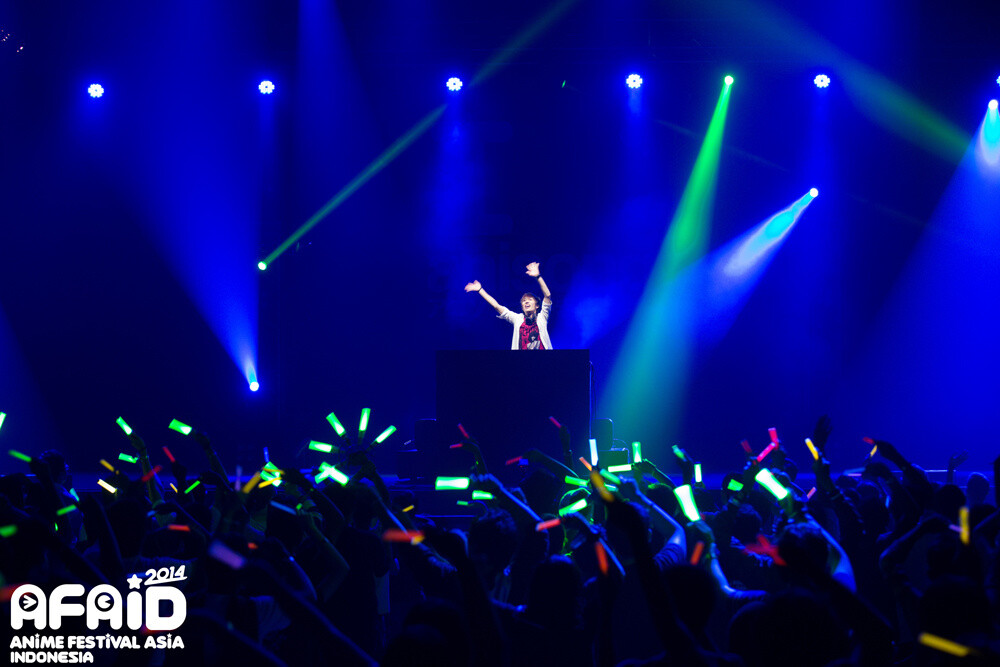 HachiojiP. The crowd shook the venue with their loud cheers while waving glowsticks. 25