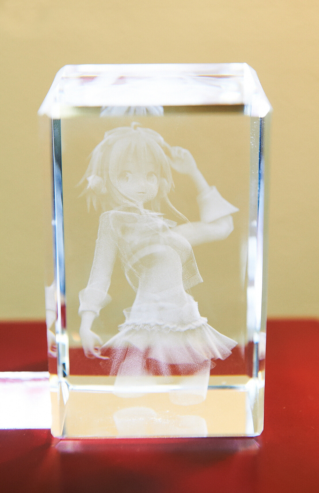 This is the smaller size. It’s small enough to fit in the palm of your hand, but it too has some weight. so you don’t have to worry about it falling over. 3