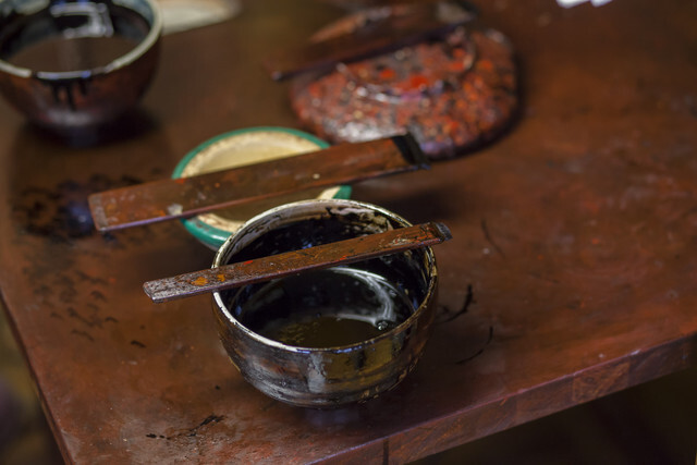 Urushi Umbrella Bottles Combine Traditional Japan with Everyday Convenience 3