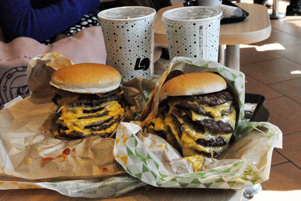 We Take on Lotteria’s 10-Meter Class Titan Burger! 8