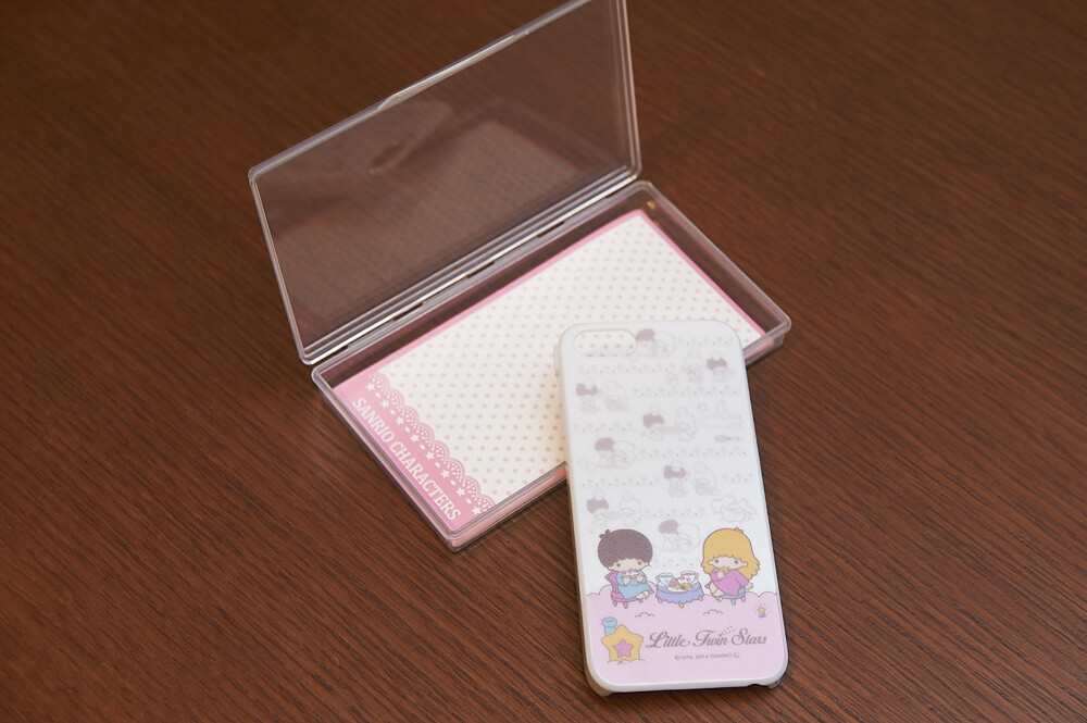 The Kiki & Lala Cafe iPhone case (1,800 yen) is another great item to carry around every day. 6
