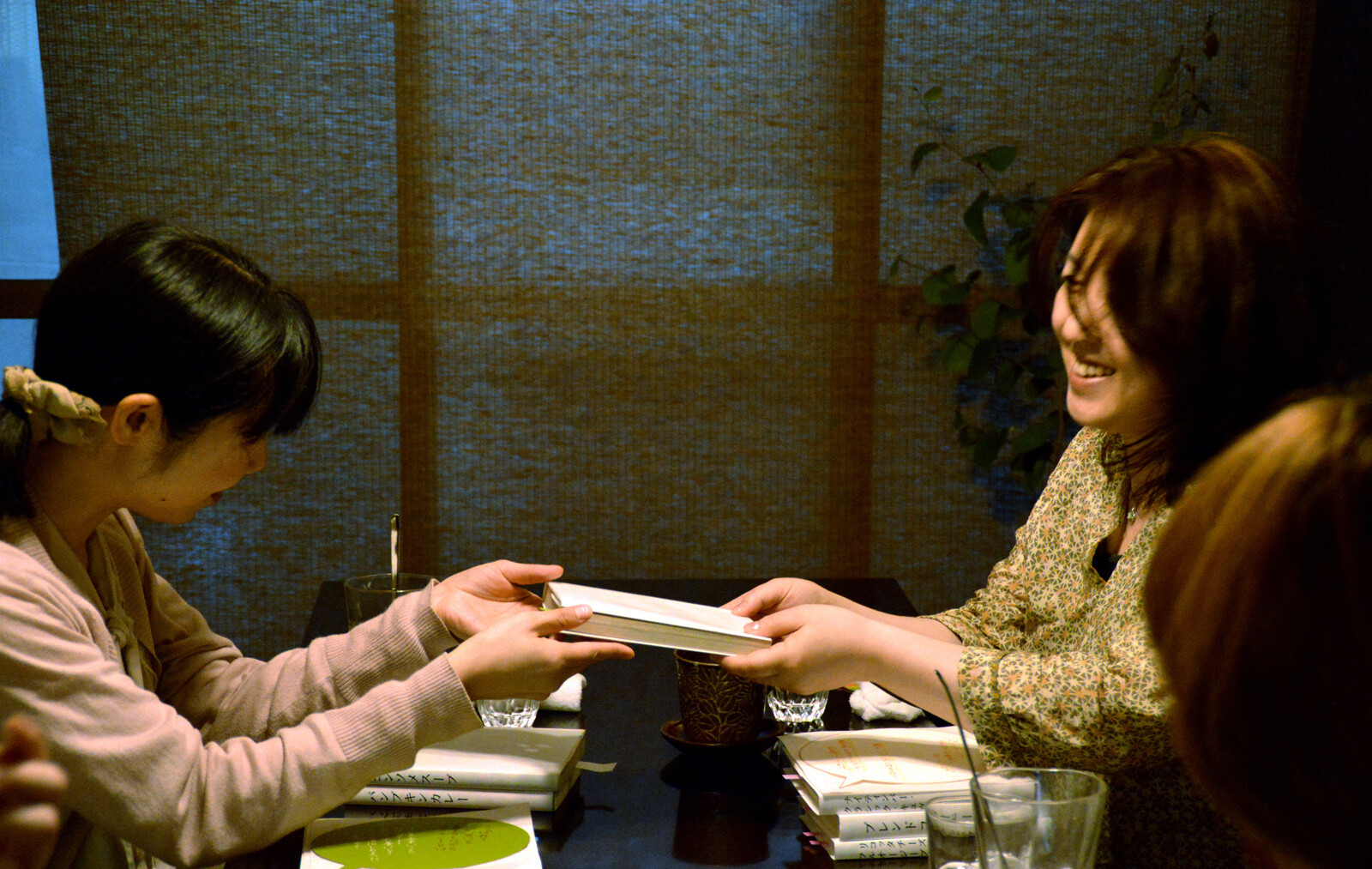 Everyone received a manga, and the natural smiles that filled the cafe were impressive. 6