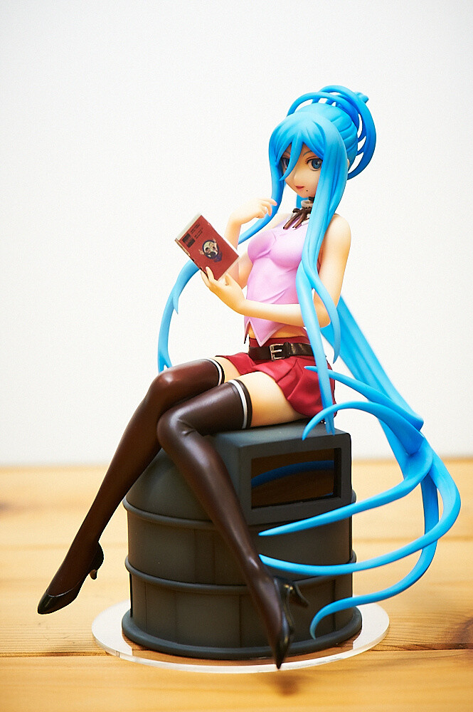 She has a tsundere-like strong-willed expression. 46