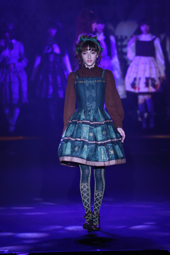 Many overseas models also walked along the runway. 8