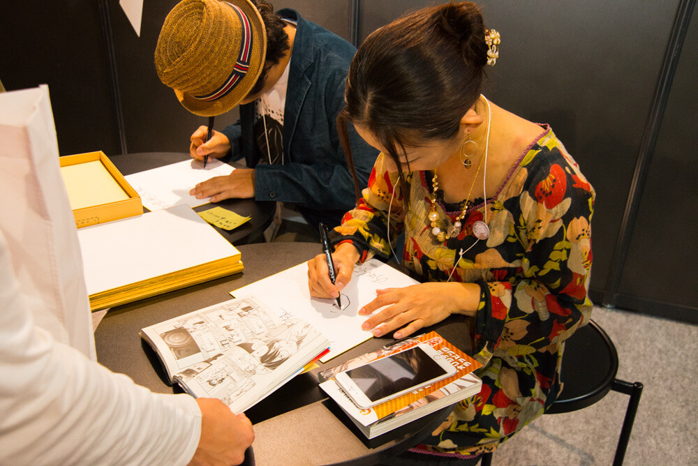 After the talk show, a signing was held. 6