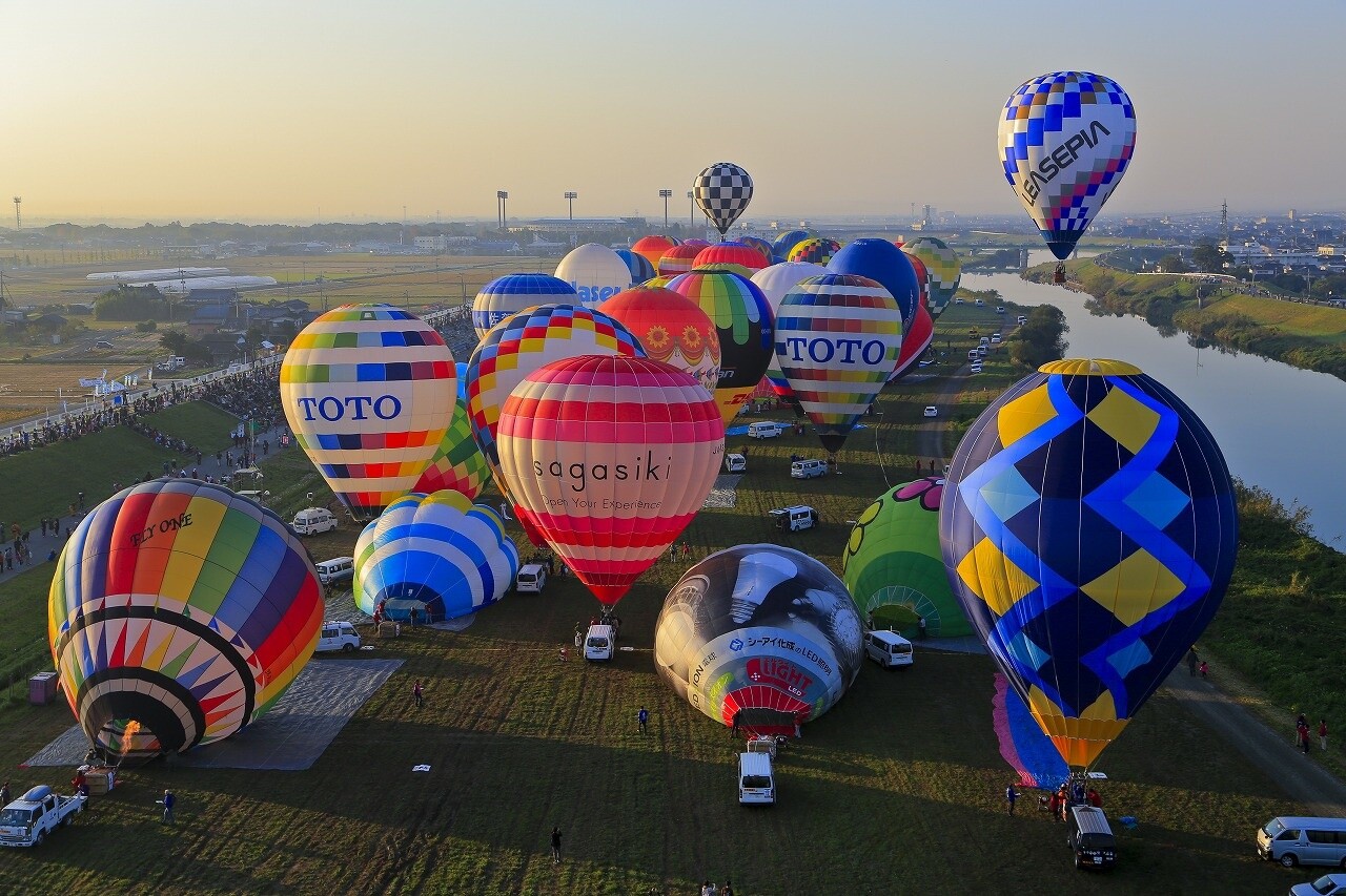 Join Team Rocket in Their Gigantic Meowth Balloon Over Saga! 7