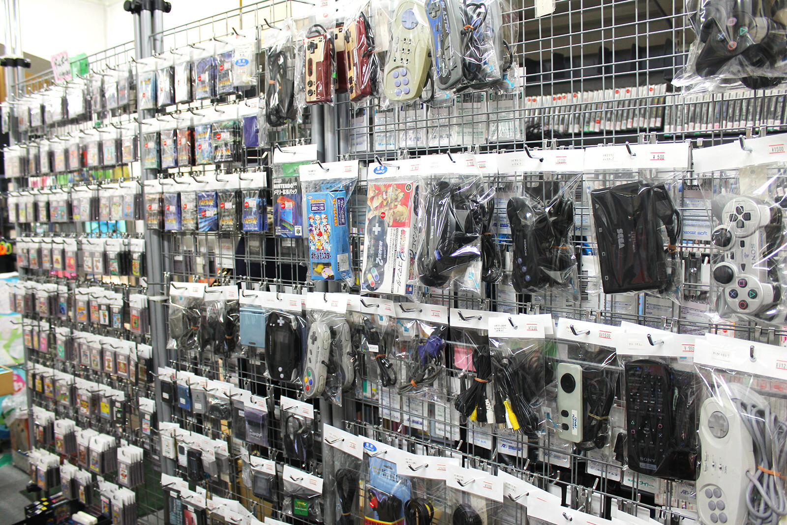 FRIENDS: An Akihabara Game Shop Filled to the Brim with Nostalgic Retro Games 9