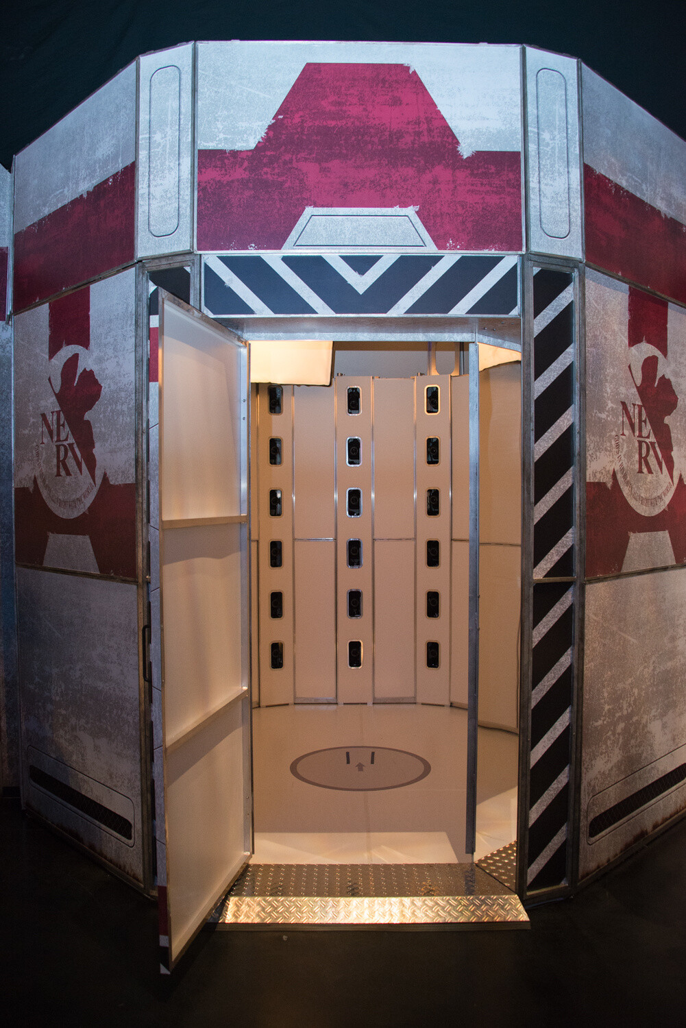 Using a machine that photographs with 54 cameras at the same time, you can custom order one-of-a-kind 3D figures. 36