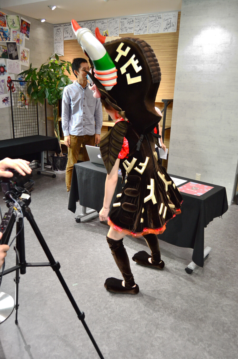 During the Nico Nico Douga simulcast, Tanamiclas played to the camera. 6