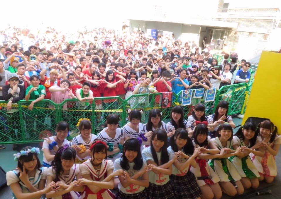 Taking a group shot together with fans 2