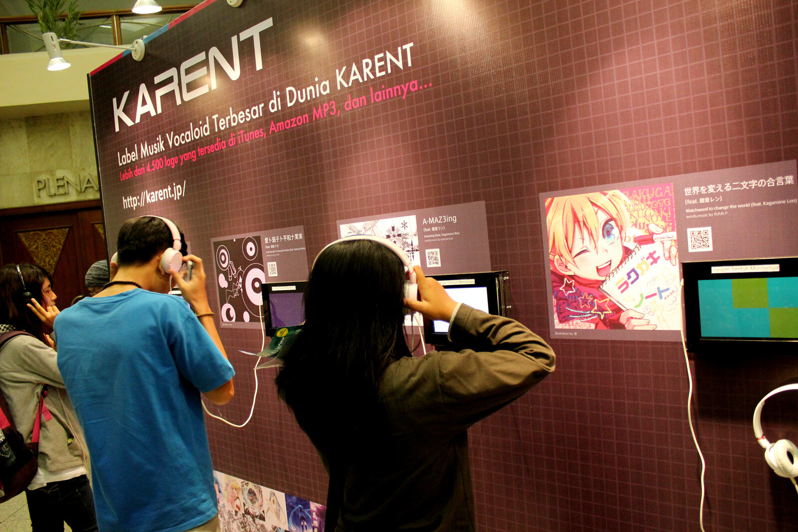 Fans enjoying the many various songs registered by Karent. 17