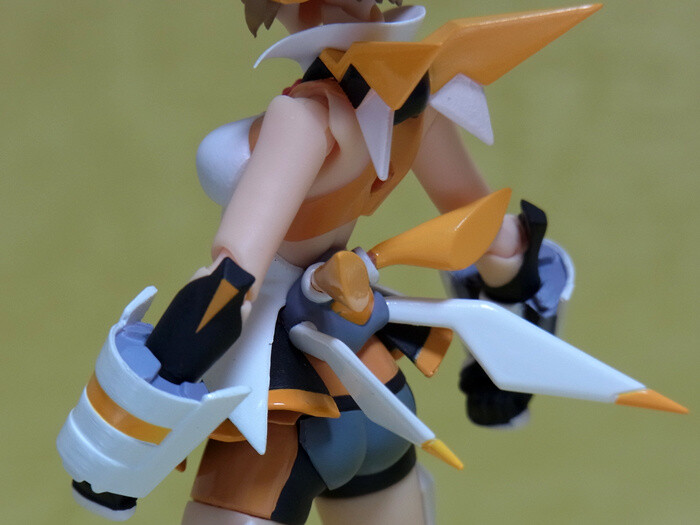 Her collar is fixed, but the orange propulsion engines can be attached to the white stabilizers by tiny ball joints. They can also move along their axes. 3