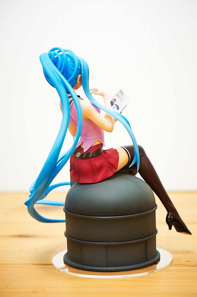 Her hair sure is twirly. 48