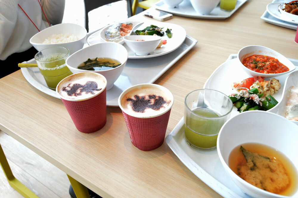 Character lattes for 500 yen a cup. Characters from popular Square Enix games were drawn on the foamed milk. 11