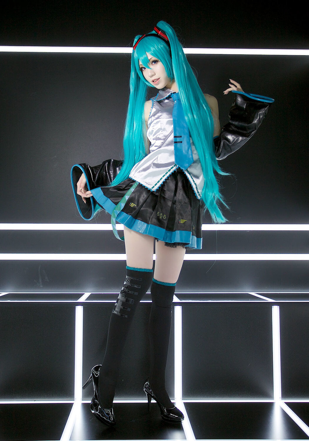 "Miku Hatsune Cosplay (VOCALOID)" by alice 1