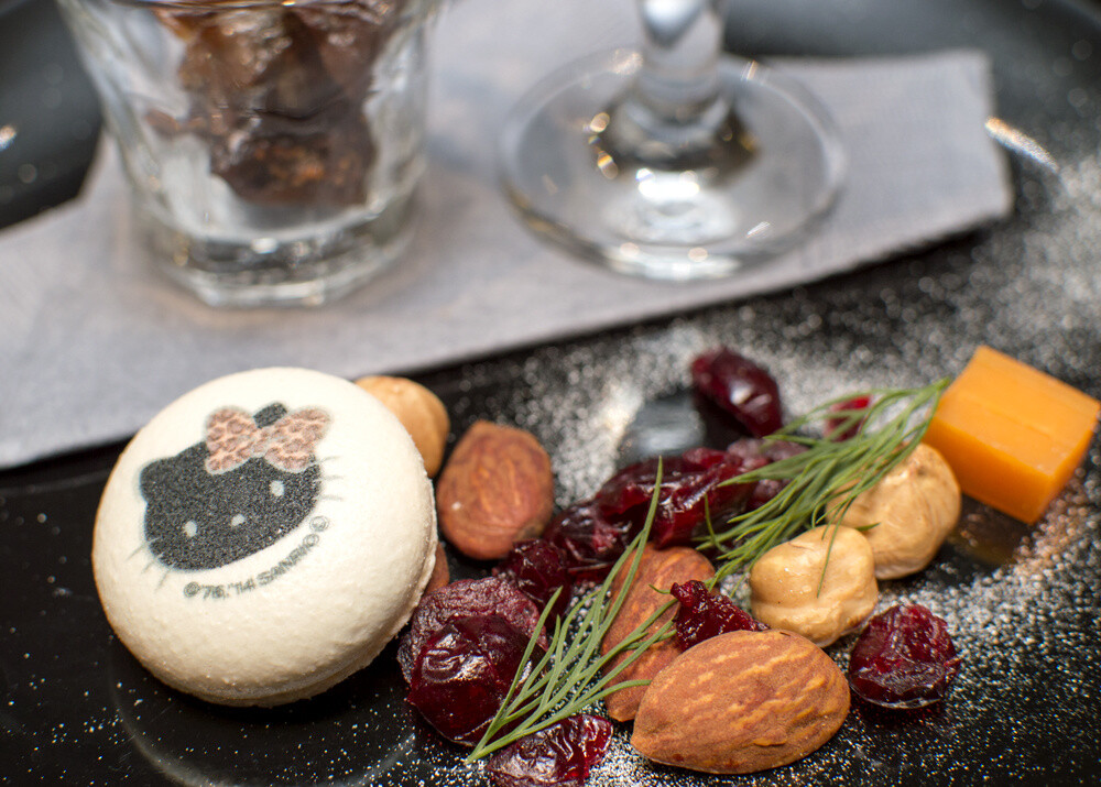 Also notice the decorative Japanese-style arrangement of pine needles. 10