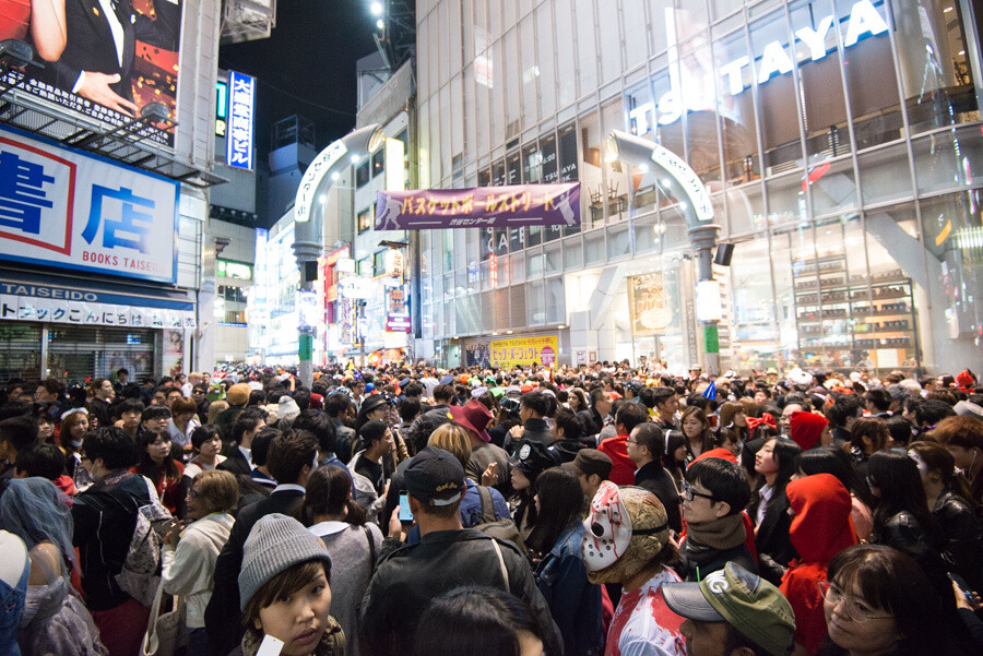 la Shibuya Center Gai. Une partie des média locaux parlaient de « marée humaine déferlant sur Shibuya » 4