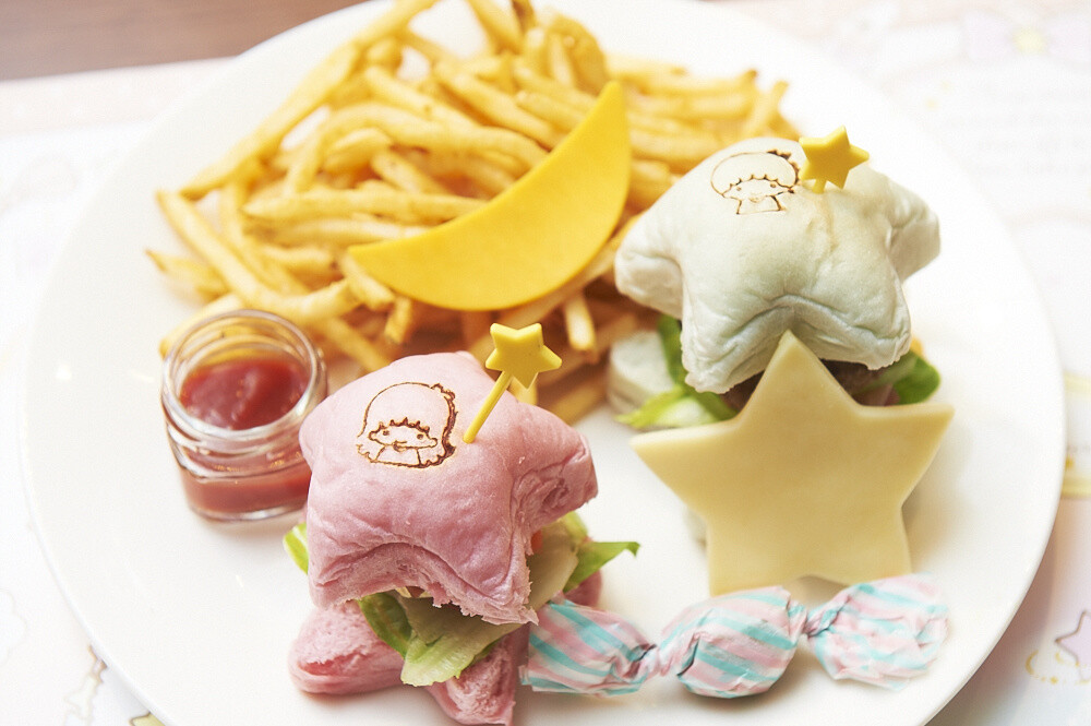 The “Little Twin Stars Hamburger Plate” (1,350 yen) comes with two patties. Which one would you try first? 10