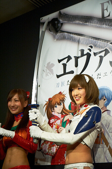  The race queens of Evangelion Racing holding a specially-made 1-kilogram sword, saying, “It’s heavy. It’s heavy.” 5