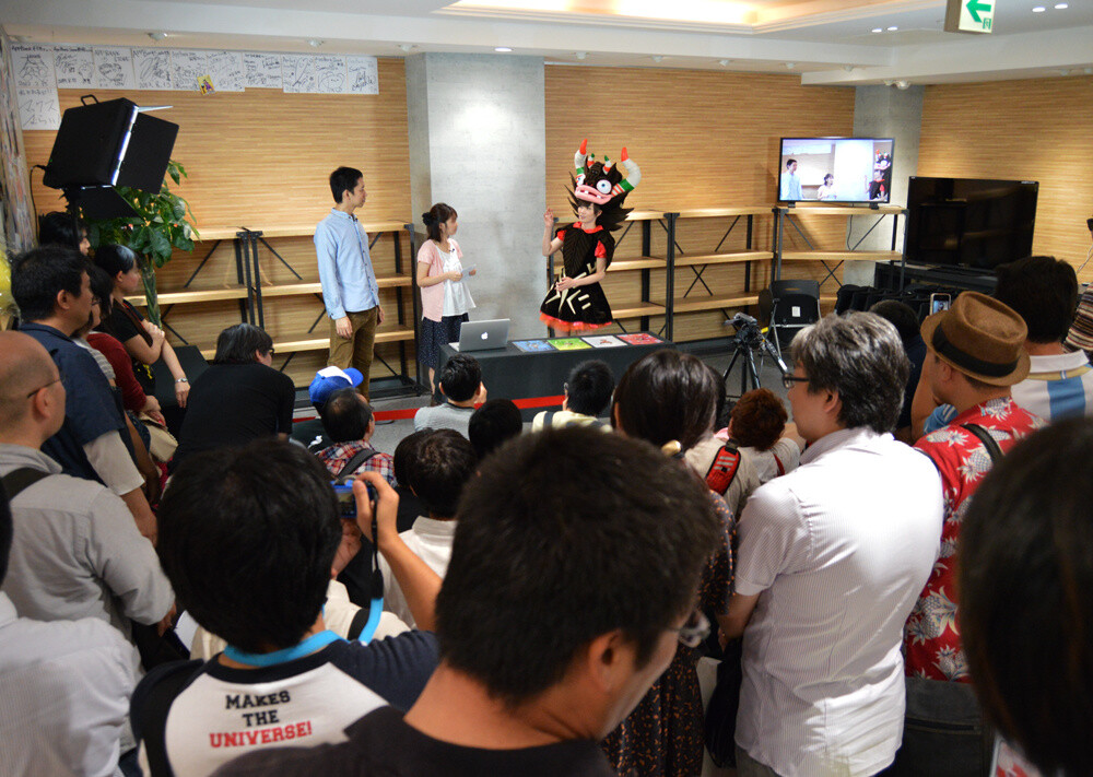 A crowd of people quickly gathered. 1