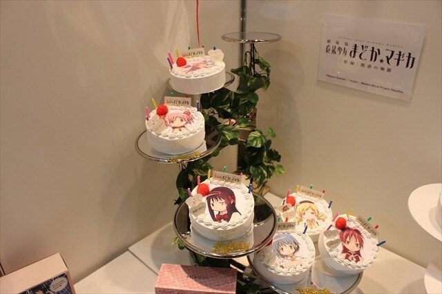 ‘MadoMagi’ and ‘Monogatari’ Characters Become Cakes at AnimeJapan 2015 AniSugar Booth 2