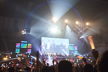 Cast members shout "Viva! Tales Oh!" with the audience 9