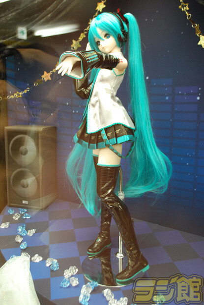 A Gorgeous Dollfie Dream Hatsune Miku Debuts! Fans Come to Photograph Her in Her Senbonzakura Outfit! 4