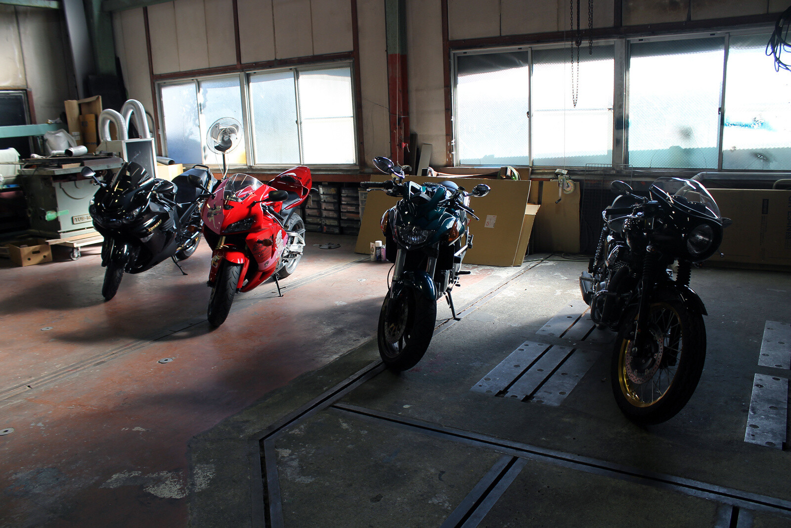 The supporting cast appeared one after the other. They were shining brightly having just been polished. 1