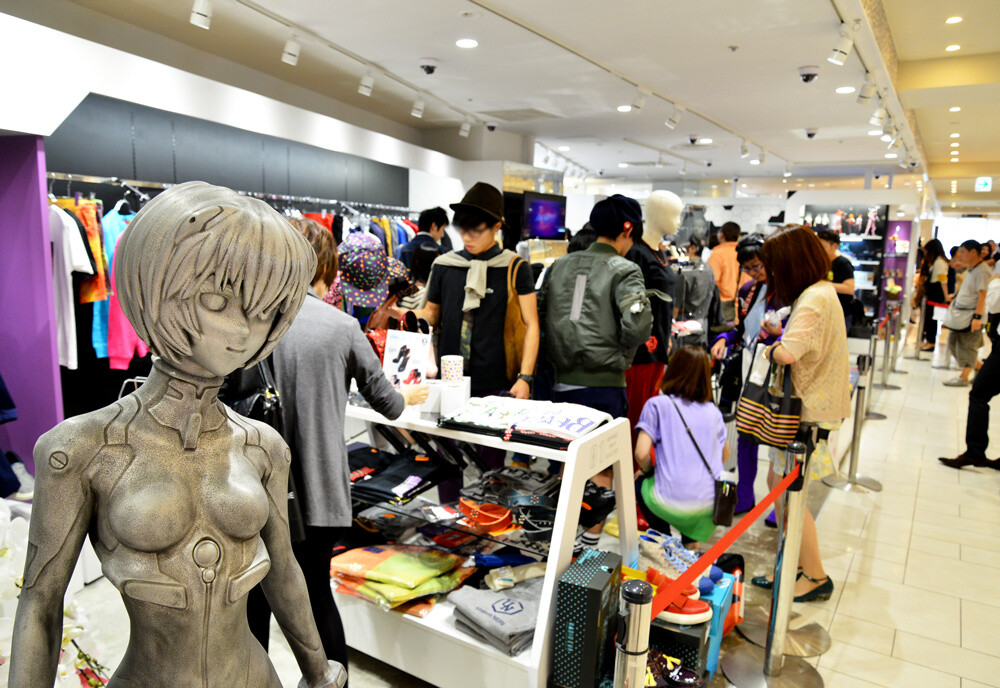 As the doors opened, a crowd of people entered and *Evangelion* fans got their goods. 2