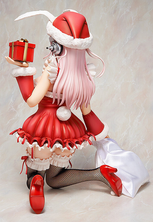 Even from behind, Sonico’s sexiness is shown in all its glory! 29