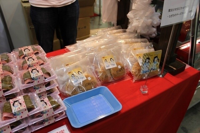 ‘MadoMagi’ and ‘Monogatari’ Characters Become Cakes at AnimeJapan 2015 AniSugar Booth 10