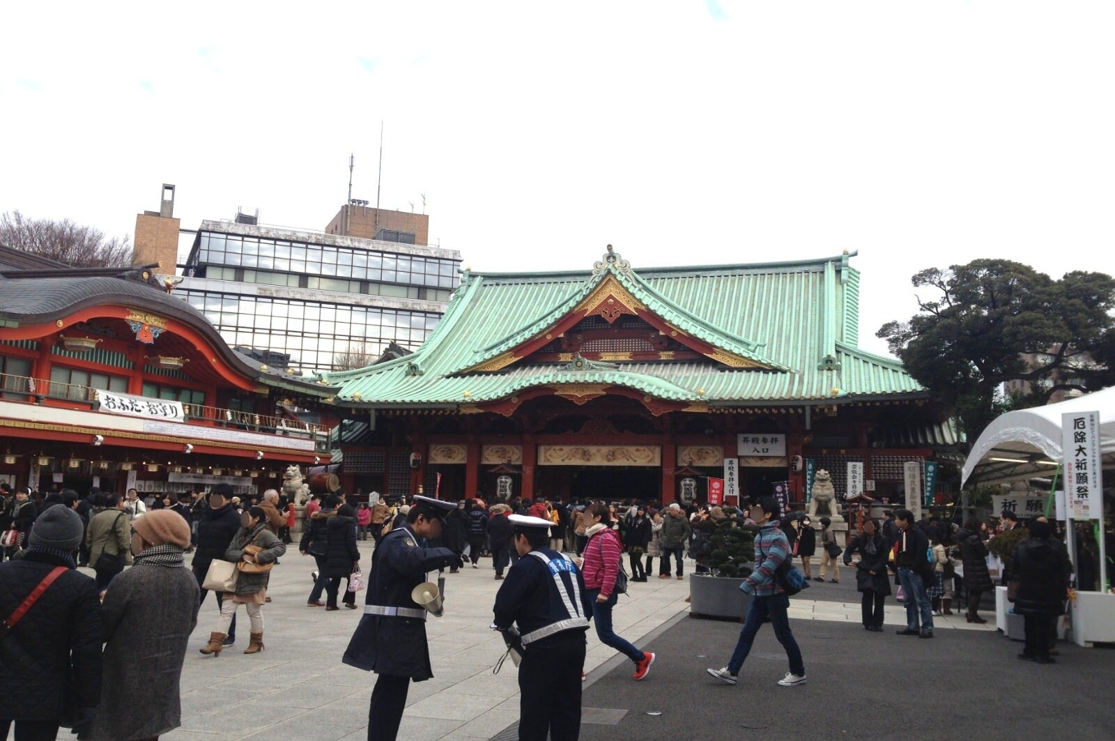 There were many visitors on the grounds.  1