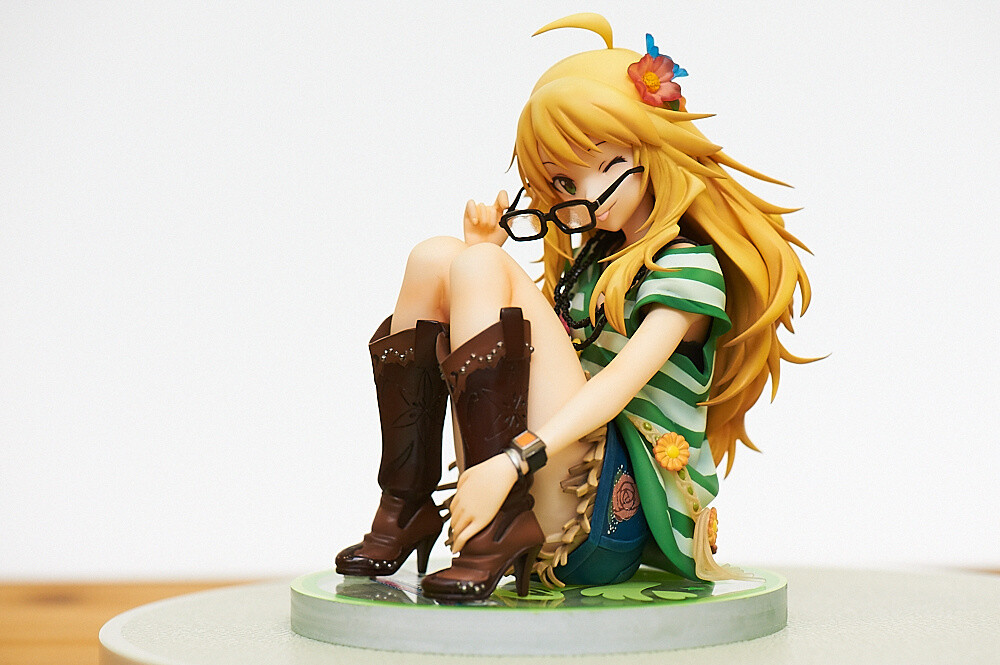 The boots, accessories and other parts have been sculpted in great detail. 27