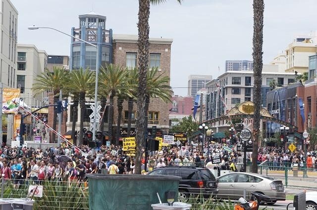 There was even a huge crowd in the streets. 1