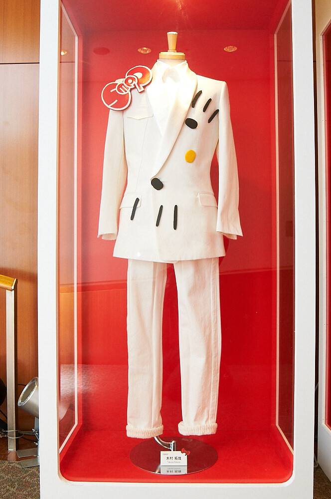 The so-called “Kitty suits” were also displayed. These are the clothes the members of SMAP, a group especially popular in Japan and other Asian countries, were wearing on the Sanrio limited edition version CD of the official Hello Kitty 40th anniversary song, “Hello.” 16