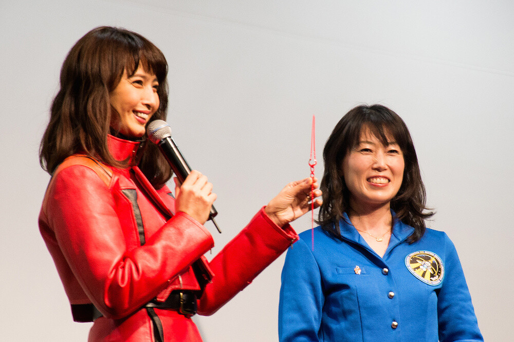 The spear measures 240 millimeters (9.45 inches) in length and weighs 30 grams (1.06 ounces). It will be attached to a rocket launched from America, and then shot from a lunar rover into the surface of the moon. 2